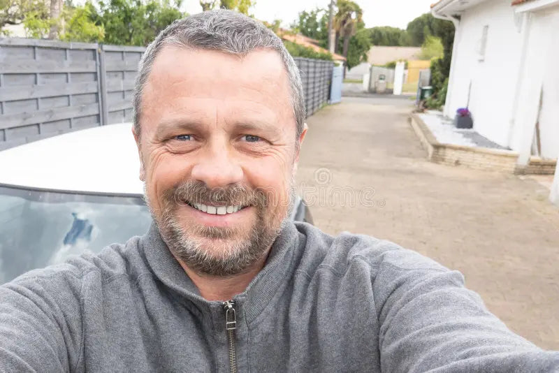 files/hombre-de-mediana-edad-guapo-hacer-selfie-en-casa-callejon-jardin-chico-feliz-con-smartphone-un-218827090.webp